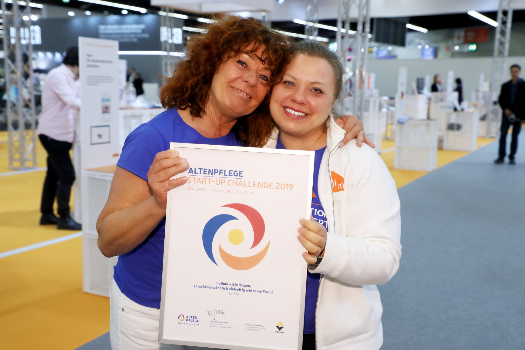 Monika und Maria von Majimo mit ihrem Startup-Award auf der Altenpflege-Messe 2019.